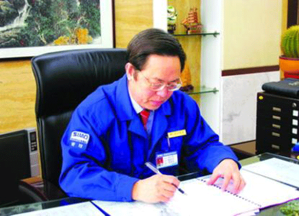 西瑪集團(tuán)董事長楊允成被評選為“感動西安——2005年度推動西安經(jīng)濟(jì)發(fā)展的十大新聞人物”之一。