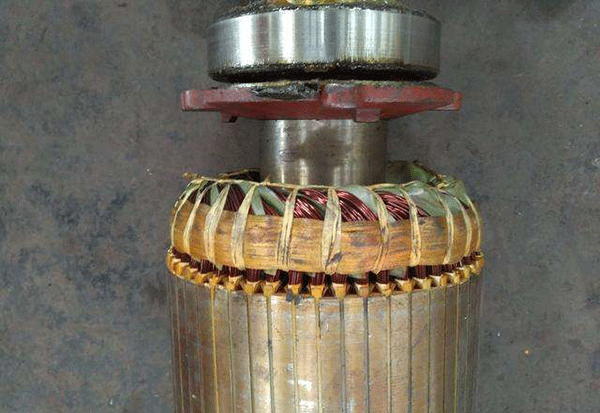 西安電機廠技術員關于高壓電機端部捆扎的重要性分析。